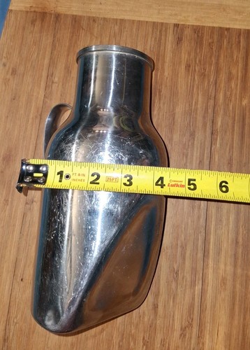 Antico orinatoio maschio in acciaio inox tenuto a mano senza marchio datato 1954 - Foto 4 di 4