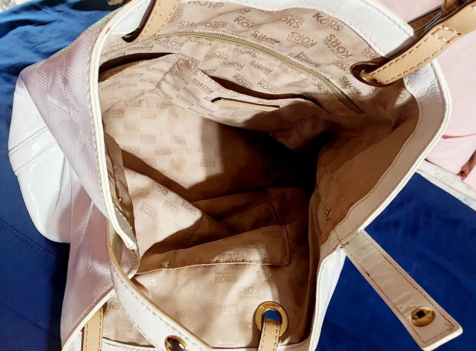 Bolso Michael Kors de charol blanco con logotipo usado en excelente estado Foto 4 de 4