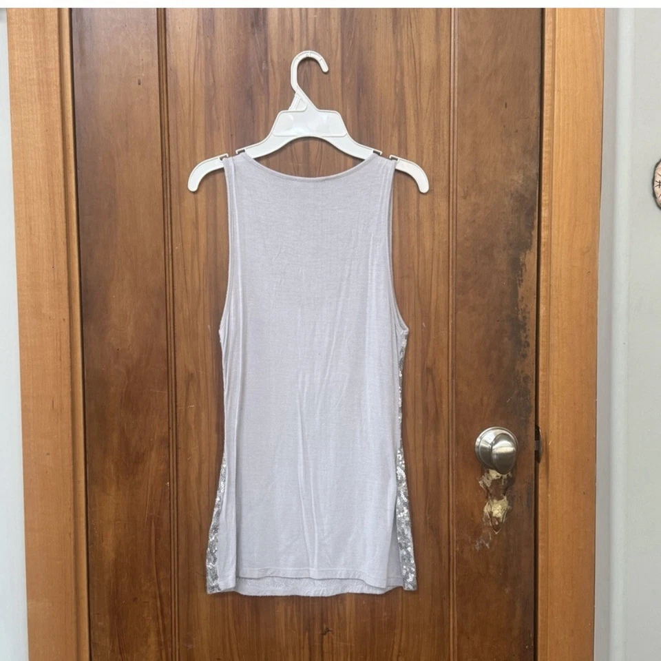 Camiseta sin mangas Charlotte Russe plateada con lentejuelas, espalda tejida, cuello redondo M) Foto 2 de 4