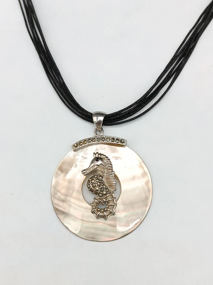 collana donna ciondolo cavalluccio madreperla perle argento bianco e acciaio - Immagine 4 di 4