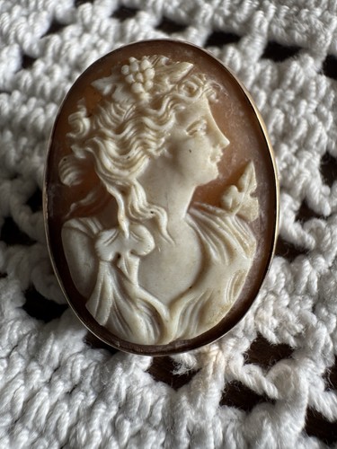 Vintage Carved Cameo Pin Brooch Encased in 10K 10 Karat Gold Frame 4.7 Grams