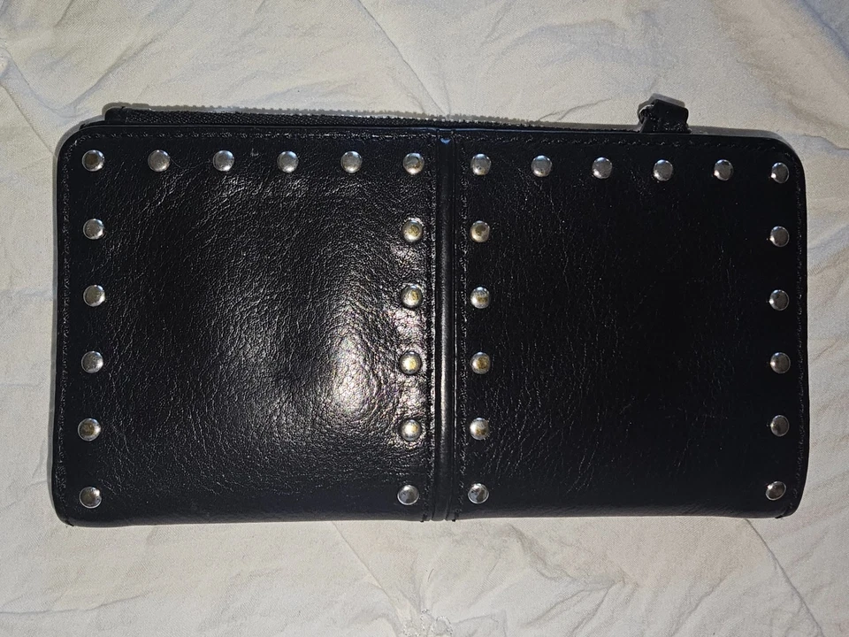 Carteira de couro preta macia cravejada prata Michael Kors 3 seções com zíper - Imagem 2 de 4