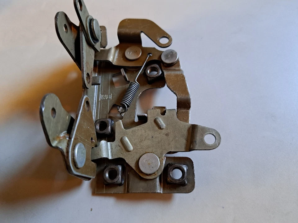 Новый из старых запасов замок левой двери Jaguar XJ6  - Изображение 2 из 4