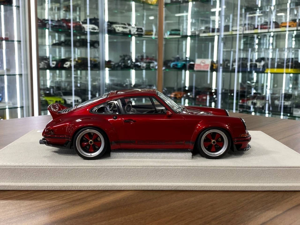 Maquiagem Porsche Singer DLS 2022 Candy Red Ltd. 80 peças carro modelo colecionador em escala 1/18 - Imagem 4 de 4