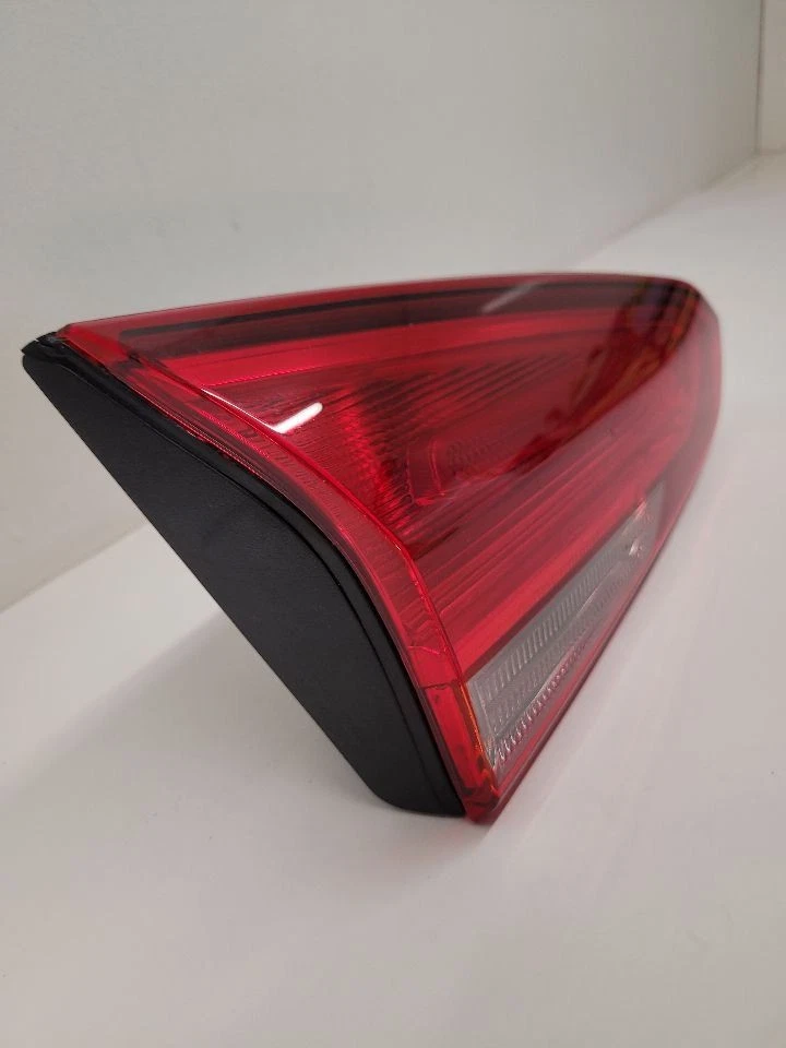 Luz trasera del conductor 17-18 KIA FORTE LH sedán incandescente montada en la cubierta  Foto 3 de 4