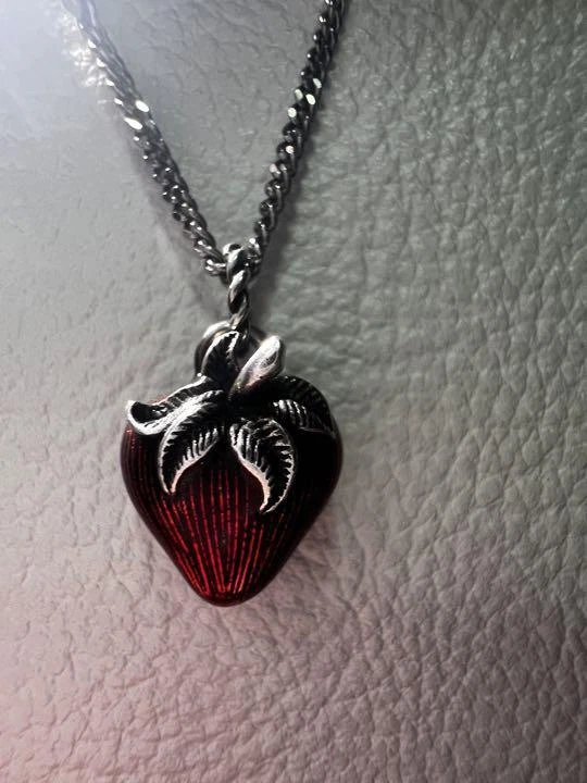 [Used GUCCI Nenklace] Gucci Strawberry Necklace Heart