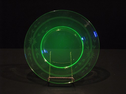 Depression Vaseline Green glass cut etched 8.5 inch plate floral & Leaf uranium - Picture 3 of 3