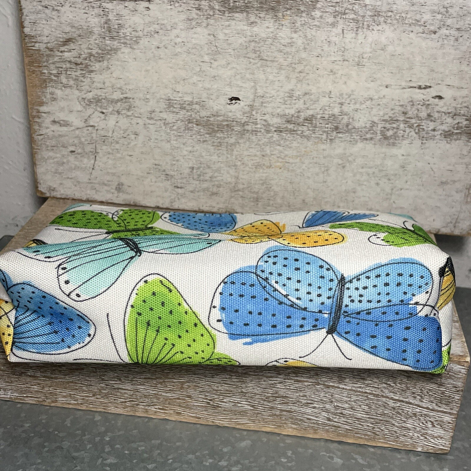 как выглядит Clinique Makeup Bag Assorted Color Butterflies Lady Bug Design Inside 10x6" New фото