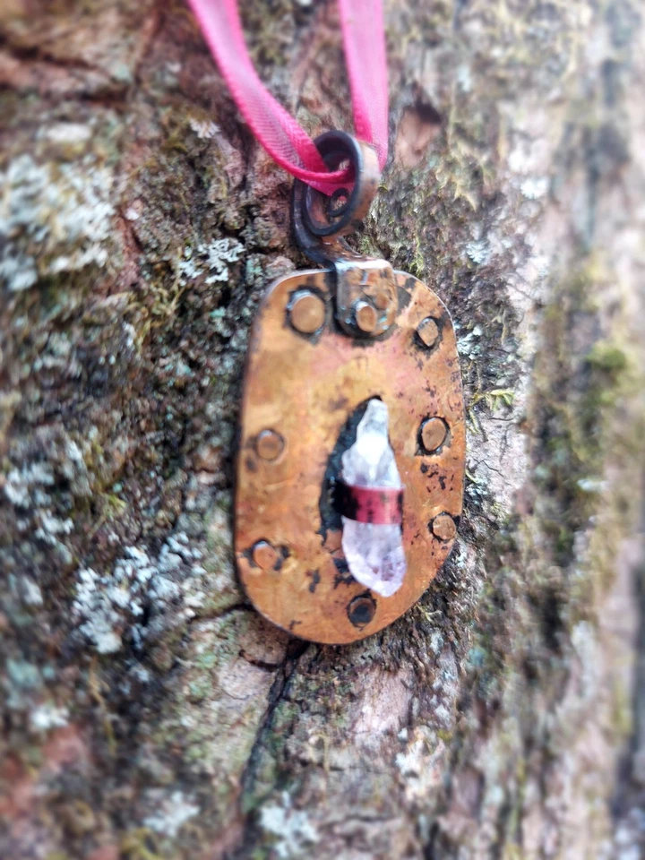 Collar colgante primitivo crudo con punta de cristal de amatista rústico Foto 4 de 4