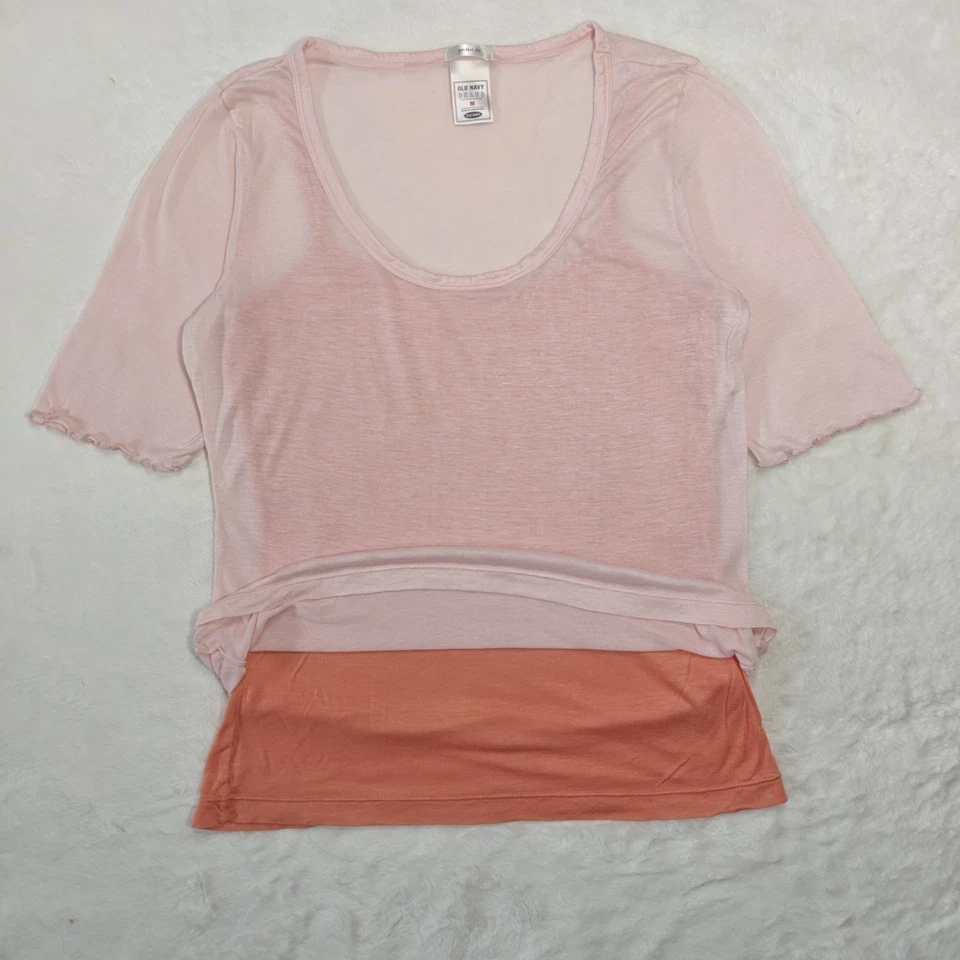 Camiseta sin mangas apilada en capas medianas azul marino calce perfecto dobladillo de lechuga rosa salmón Foto 3 de 4