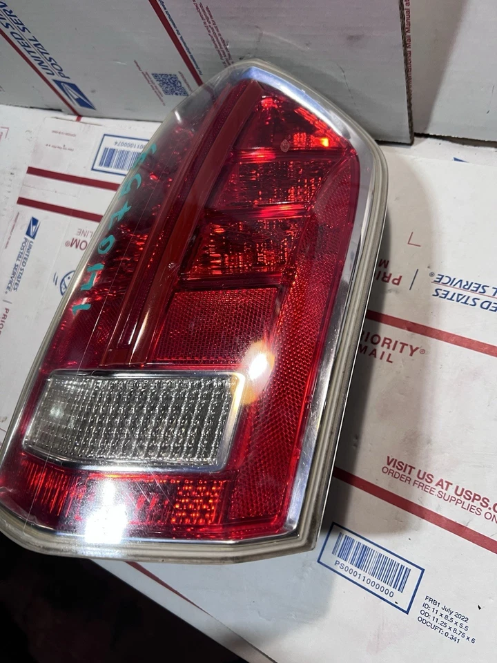 Conjunto de luz trasera derecha de fábrica para Chrysler 300 13-14 #68154602AC Foto 3 de 4