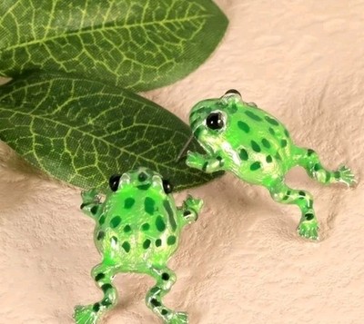 Sweet Lil' Green Frog Stud Earrings.  Glazed Enamel, Goldtone,polychrome 