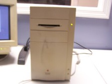Macintosh Quadra 800 M1206 32MB RAM, 1GB HD, 1.44 Floppy Drive. System 7.5.3