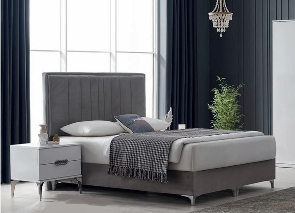Modernes Schlafzimmer-Set Mit Bett Und Zwei Nachttischen-image