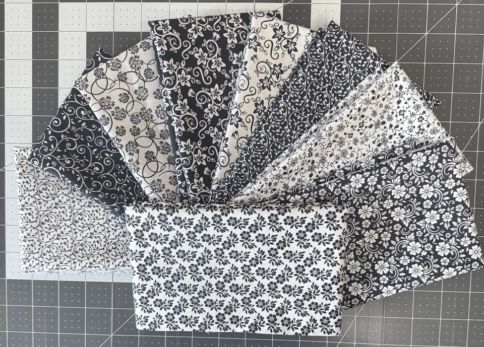 Pacote Fat Quarter Floral e Redemoinhos Azul Marinho e Branco - 9 Designs Diferentes - Imagem 2 de 2