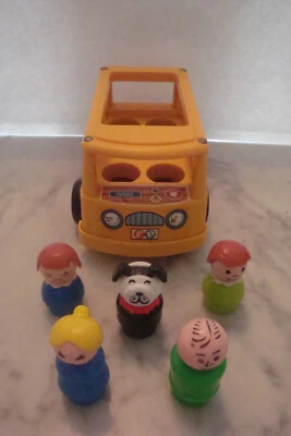W48/ VINTAGE MINIBUS JAUNE FISHER PRICE 5 PERSONNAGES - Photo 1/4