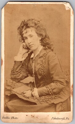 ANTIQUE CDV CIRCA 1880s DABBS GORGEOUS YOUNG LADY READING BOOK PITTSBURGH PA.