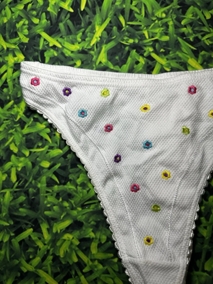 Vintage Y2K NWT René Rofé Thong L White Floral Embroidered Daisy Panties Cute - Image 2 of 4