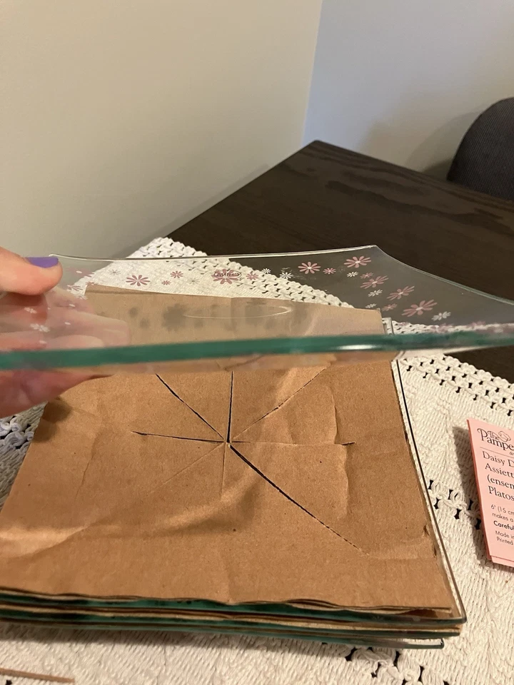 Pampered Chef Daisy Dessert Plates Set of 4 Glass 2818 Pink White Retired 6”x6” - Image 4 of 4