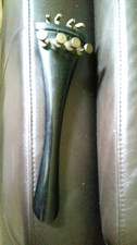 alter Saitenhalter aus *Ebenholz und Messing