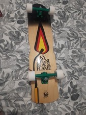 Ky Sygni Black Flame skateboard complet beige/noir trucks verts