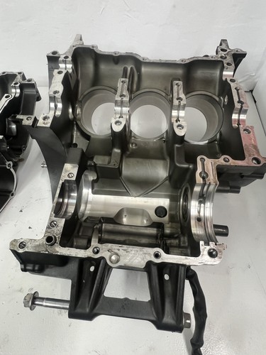 2014-2017 YAMAHA FZ09 FJ09 CRANKCASE CASES Part Number 1RC-15100-09-00 - Picture 14 of 19