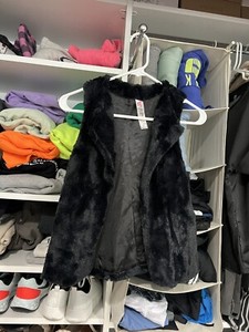 Girl's Black Fur Vest Size Medium Brand BEAUTEES
