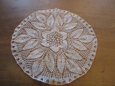 schöne alte   Tischdecke   Ø  30 cm  x  30 cm (  44  )