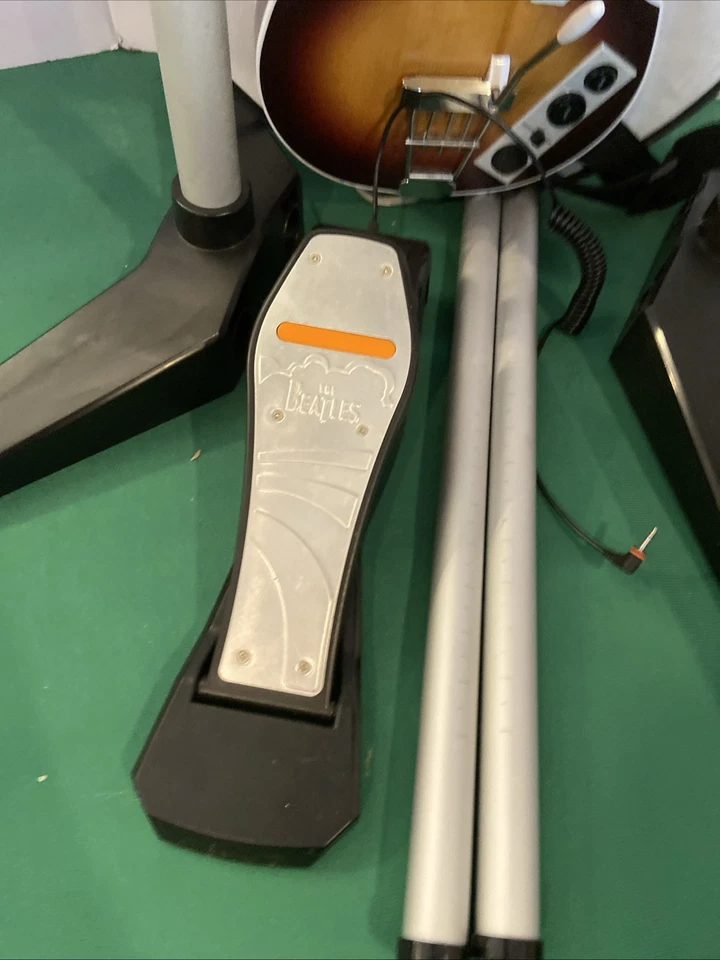 The Beatles: Nintendo Wii Rock Band Bundle - Batería, Guitarra, Mike/Stand Sin Juego* Foto 2 de 4