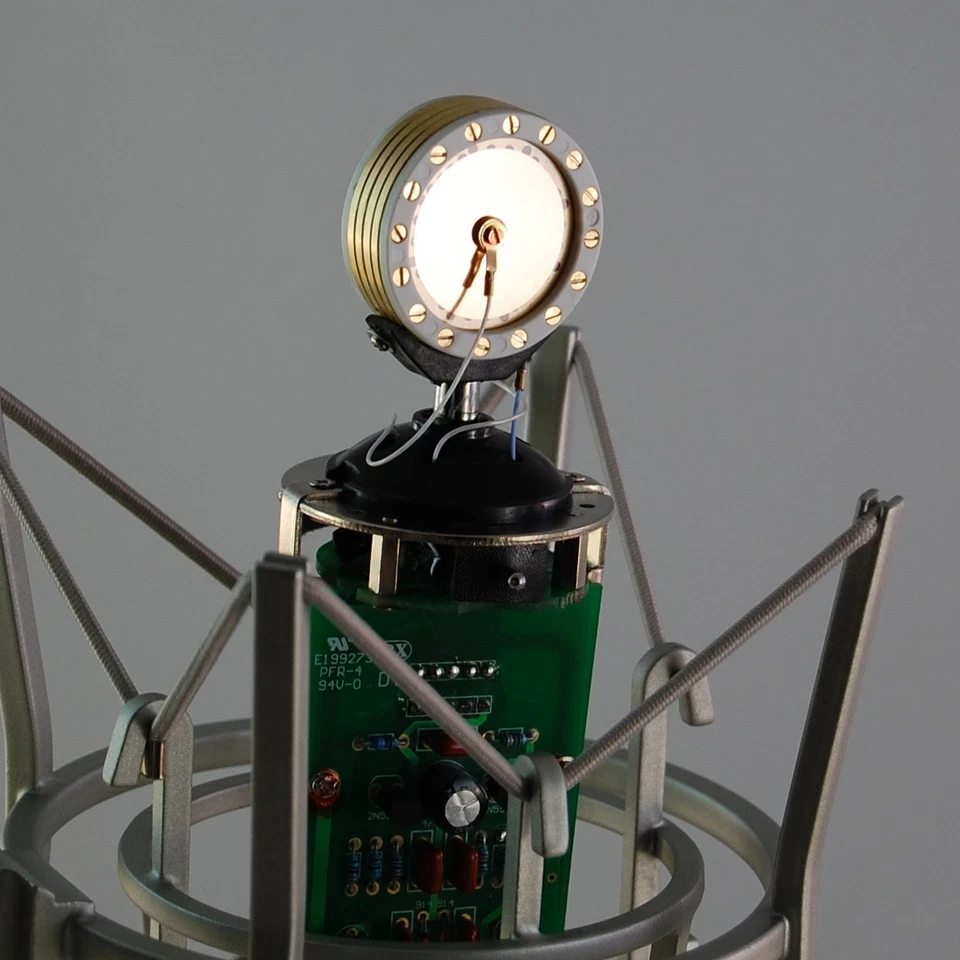 MC-700 Studio Large Diaphragm Condenser Microphone with Switchable Directional Disc - Image 4 of 4