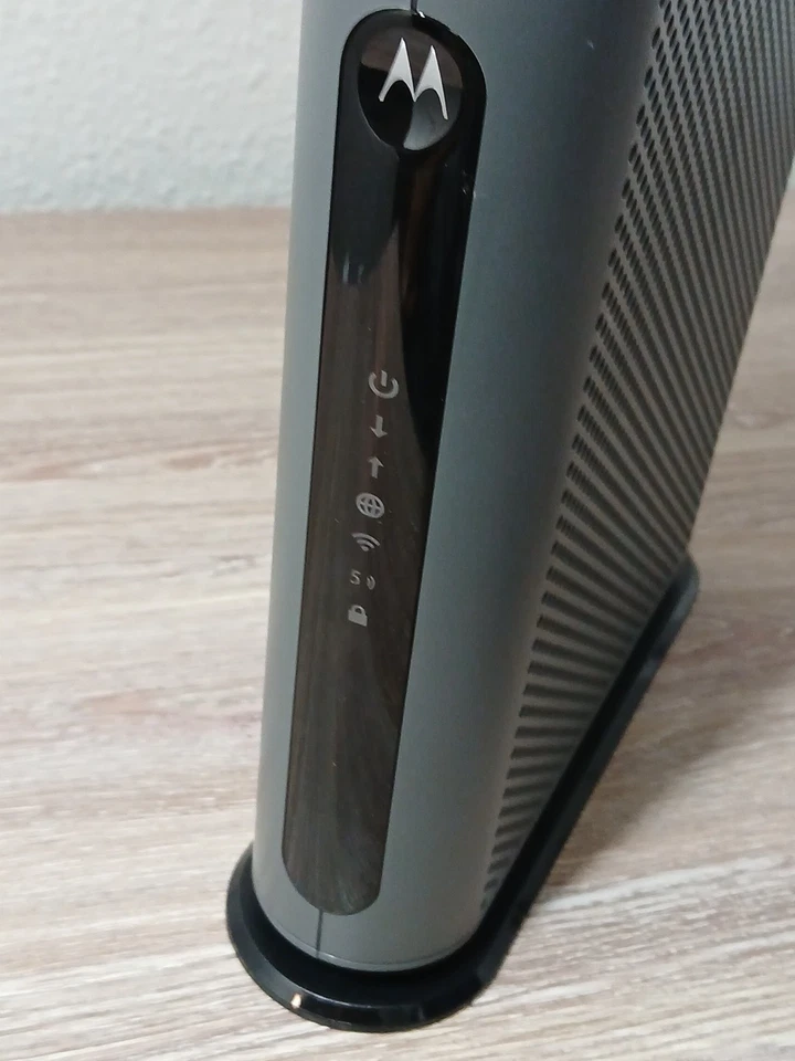 Motorola MG7700 AC1900 Dual-Band DOCSIS 3.0 Cable Modem WiFi Router w Power Cord - Image 4 of 4