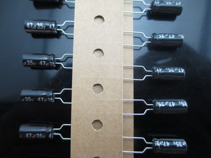 Condensatore Elettrolitico 47uF 450V 105°C – 16x25mm, Passo Radiale, PCB Through Hole - Foto 4