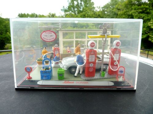 Voiture miniature Schuco MG B 430 à la station d'essence, 1/43e Diorama - Photo 1/6