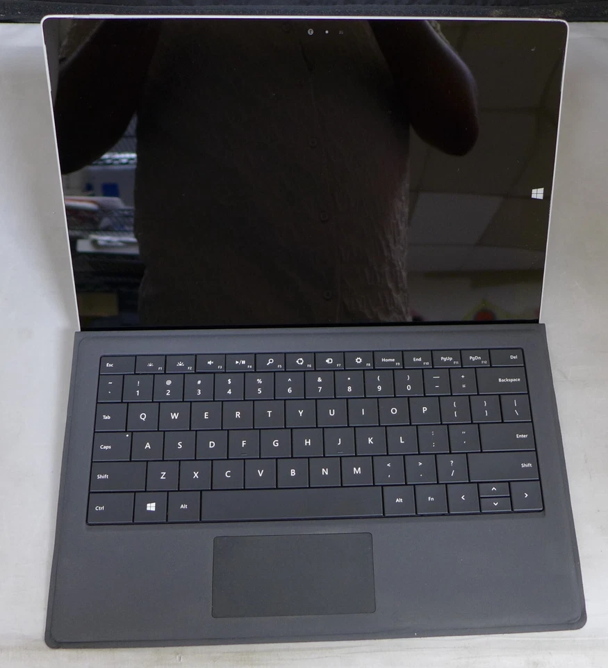 Microsoft Surface Pro 3, 13",Silver, Win 10 pro, i7, 8GB, 256GB- Has red lock - Image 3 of 4