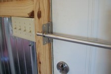 Puerta de seguridad See-Safe barra sólida empotrada plegable montaje en barricada