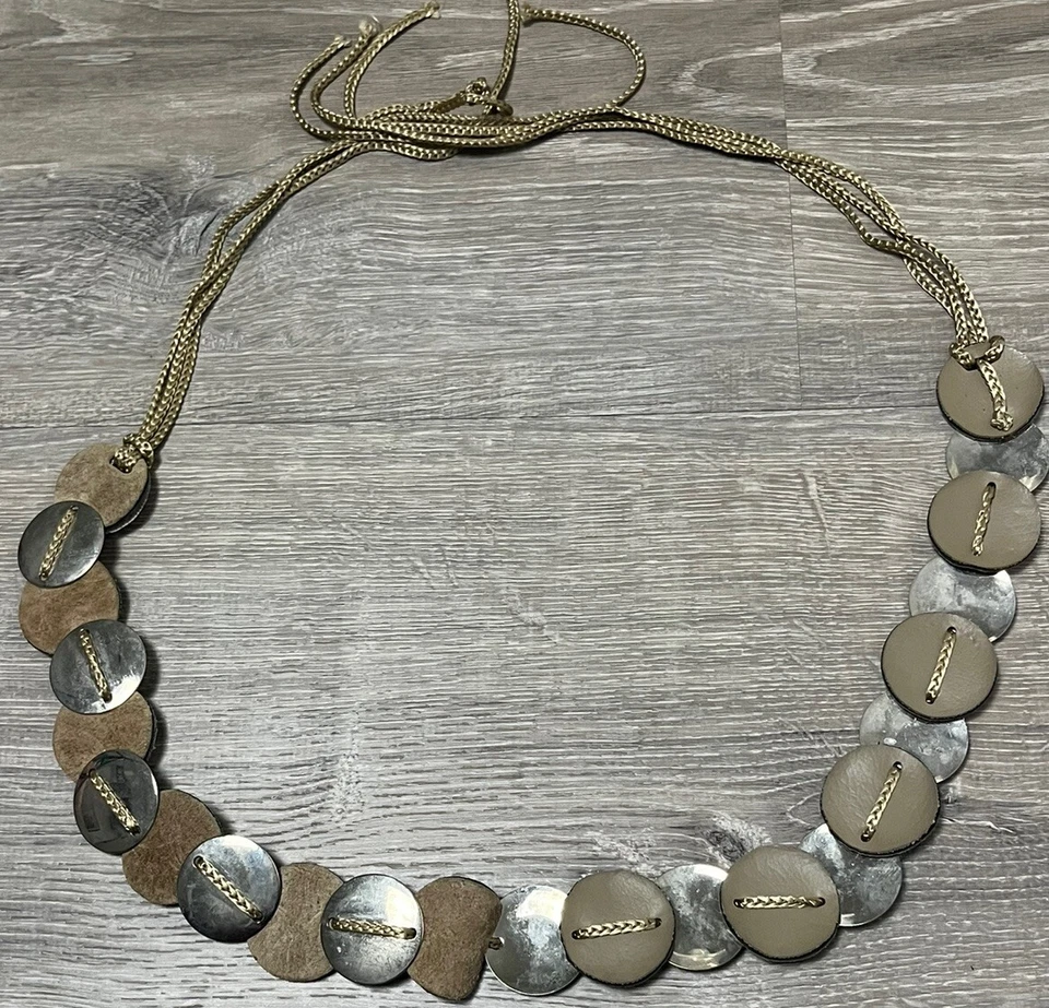 Cinturón de cadera vintage años 70 flecos cordón imitación gamuza discos de metal boho hippie O/S Foto 3 de 3