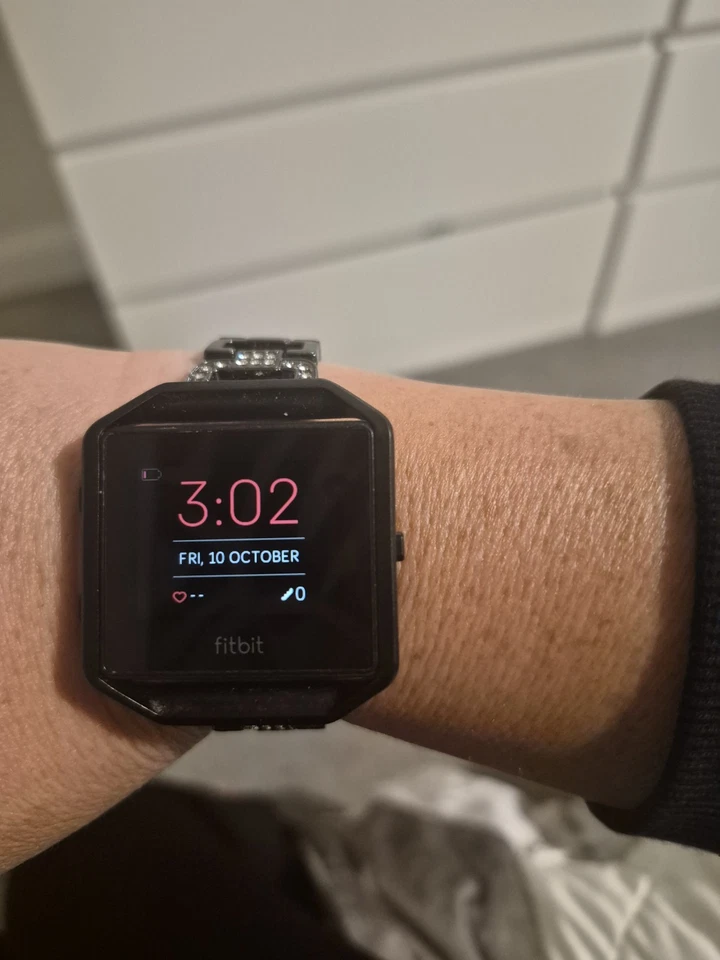 Fitbit Versa 38mm Black Metal Case, Heart Rate, Metal Band, 4GB iOS/Android, photo 2 of 5