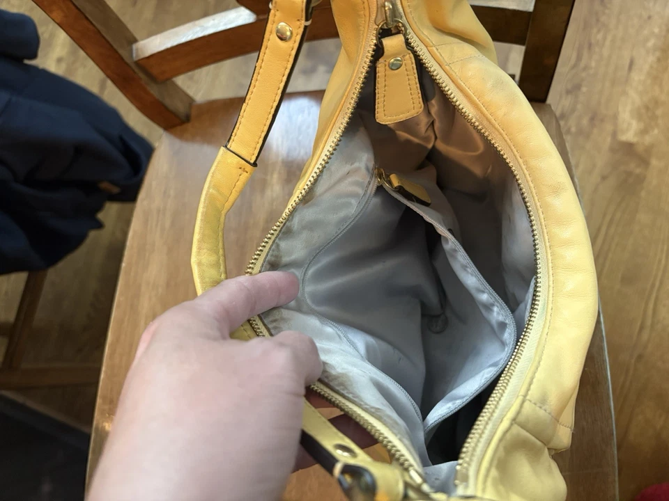 蔻驰黄油黄色单肩包带银色缎面衬里,金色五金件 — 第 3/4 张图片