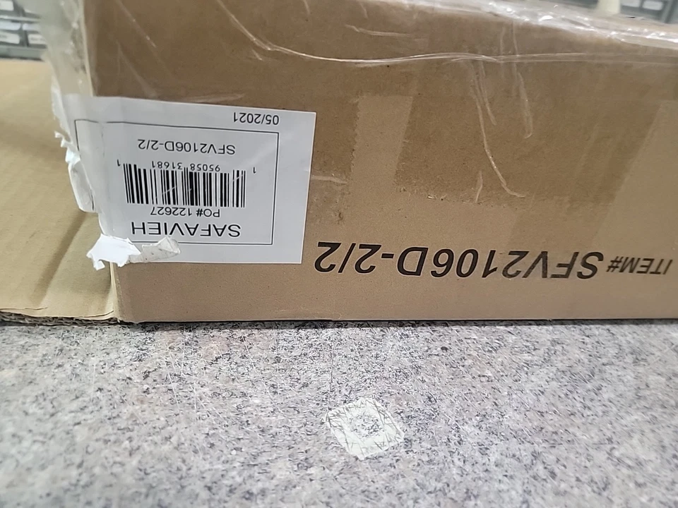 Mesa de comedor SAFAVIEH Luis. Las líneas limpias y los ángulos elegantes del roble medio Foto 3 de 4