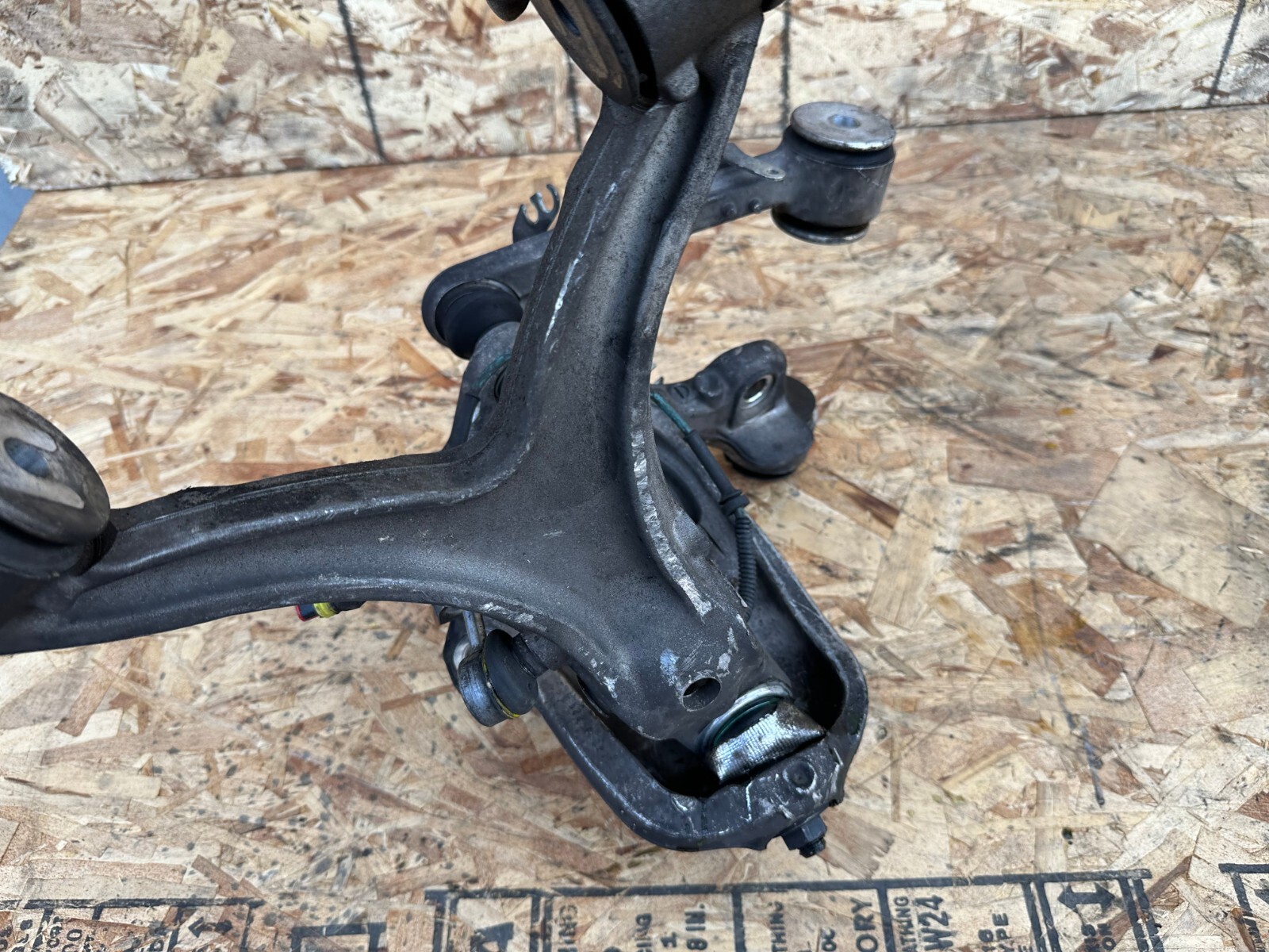FRONT LEFT SPINDLE KNUCKLE ASSEMBLY W/ARMS OEM 09-18 MASERATI GRANTURISMO M145