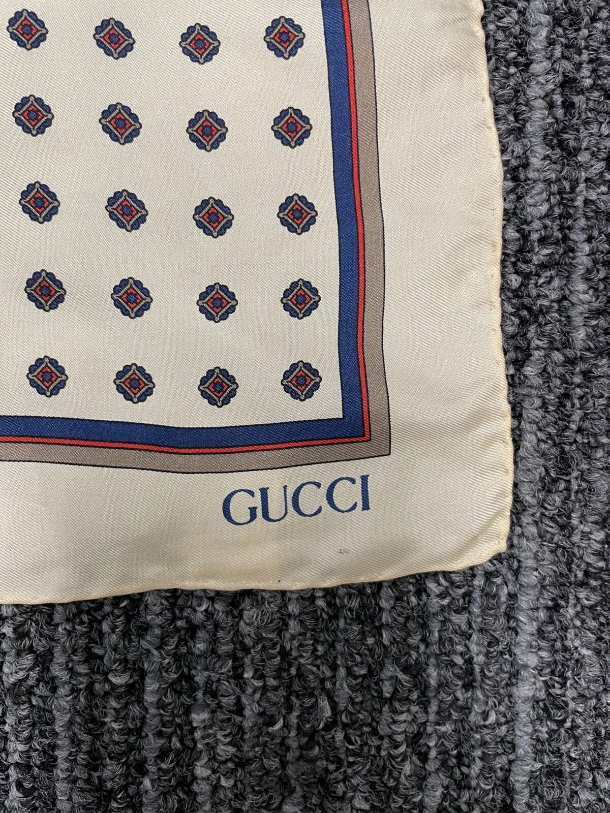 Gucci carré de poche en soie 17