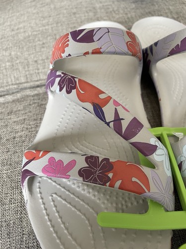 Sandali Crocs Kadee 11 iconici comfort tropicali floreali slip on con cinturino W8 nuovi con etichette - Foto 2 di 8