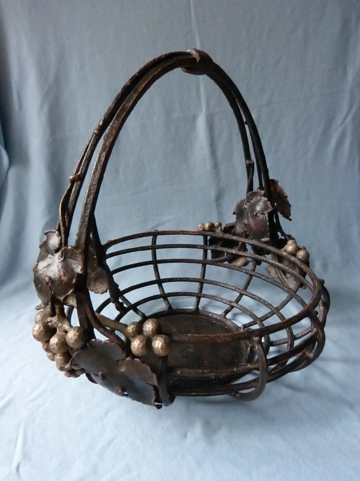 Ancienne coupe corbeille fer forgé Art Nouveau époque 1900 décor vigne raisin - Photo 1/4