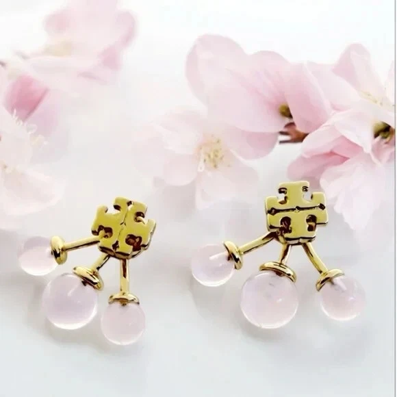 Pendientes delanteros traseros de resina Tory Burch en morado. Venta al por menor $148 Foto 2 de 4