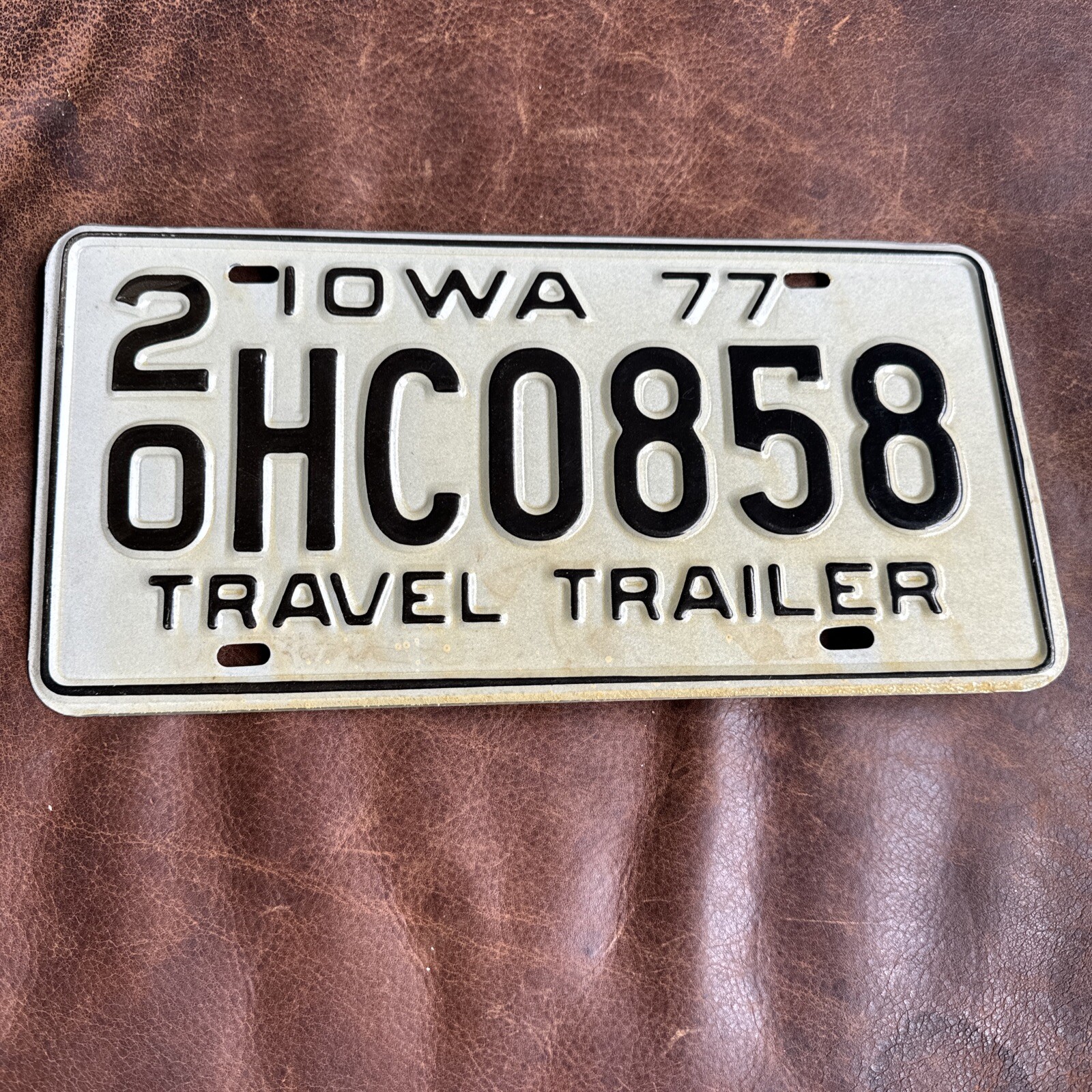 1977 IOWA TRAVEL TRAILER LICENSE PLATE (NOS) CLARKE COUNTY # HC 0858