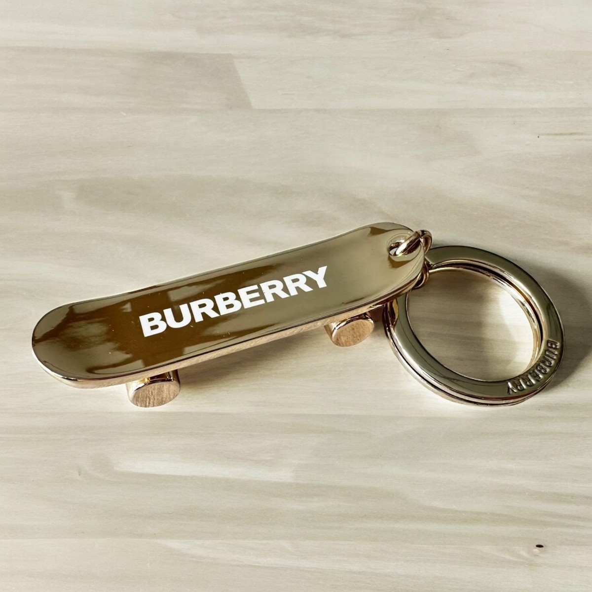 ◇新品未使用 BURBERRY バーバリー スケートボード キーリング チャーム Brand New Burberry Skateboard Keychain Burberry Keychain GWP
