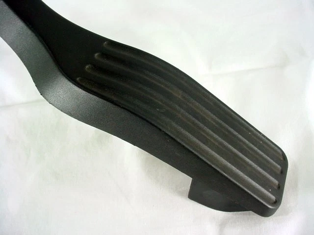 Almohadilla aceleradora de pedal de gasolina acanalada negra de 15" Ford OEM 99-02 Mercury Cougar Foto 3 de 3