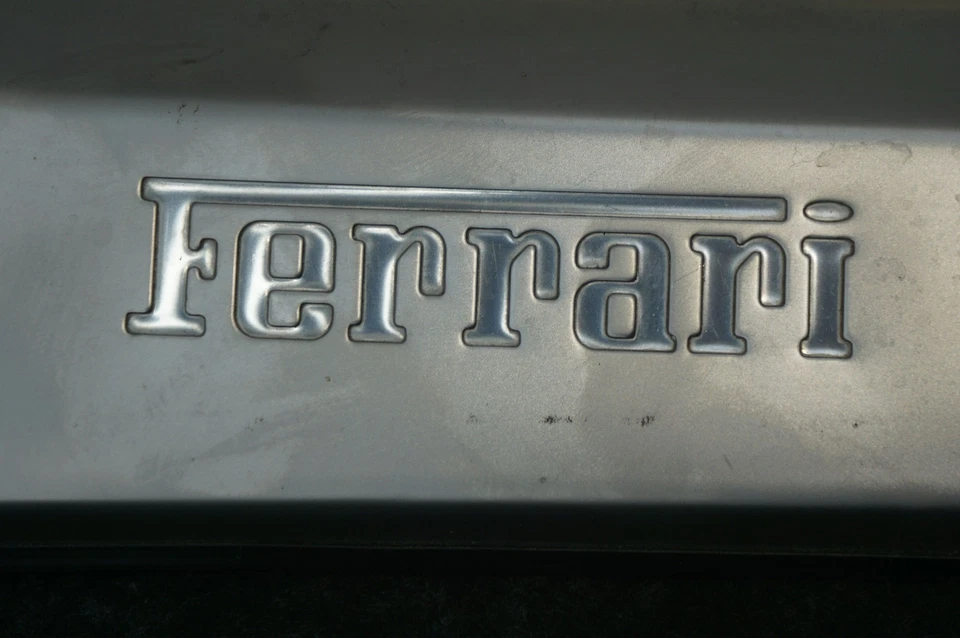 Tampa do painel acabamento da placa de chute do soleira da porta esquerda fabricante de equipamento original 68146600 Ferrari 360 2001 - Imagem 2 de 4