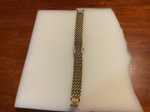 "Reloj de cuarzo ELGIN para mujer con diamantes, correa en tono dorado de 7""". 5/8” de ancho.