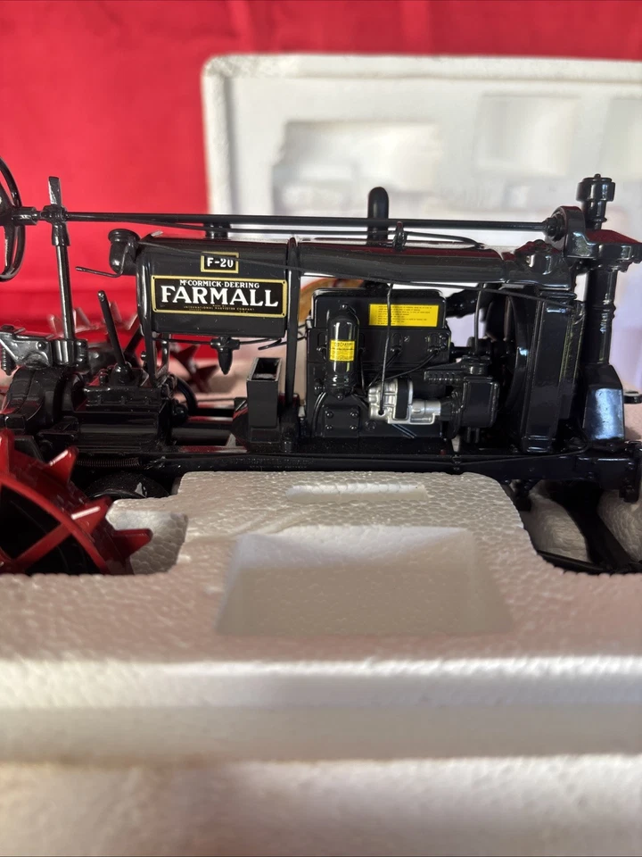ERTL 1932 MCCORMICK-DEERING FARMALL F-20 TRACTOR SCALE 1:16 PRECISION SERIES - Image 3 of 4